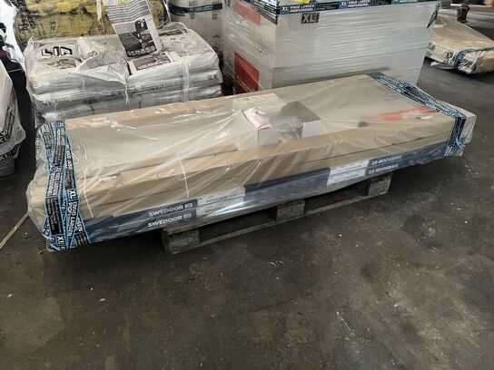 Palle med Døre og andre byggematerialer