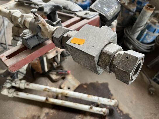 Pumpeholder i metal
