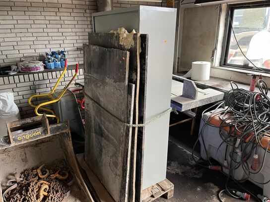 Palle med Metal skab og Træ plade