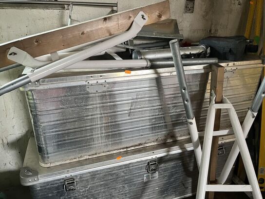 2 Stk. Jumbo metal kasser og bordbukke