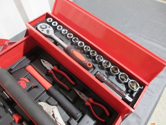 Rød værktøjskasse i metal Med ca. 66 dele værktøj.