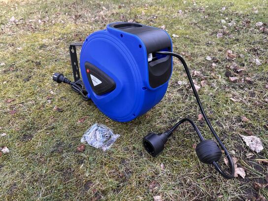 Automatisk kabelopruller med 20m kabel og vægbeslag.