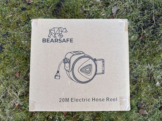 Automatisk kabelopruller med 20m kabel og vægbeslag.