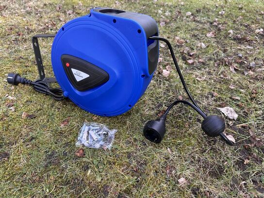 Automatisk kabelopruller med 20m kabel og vægbeslag.