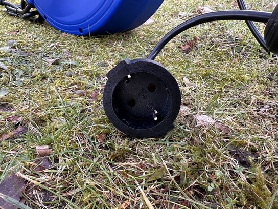 Automatisk kabelopruller med 20m kabel og vægbeslag.