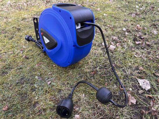 Automatisk kabelopruller med 20m kabel og vægbeslag.