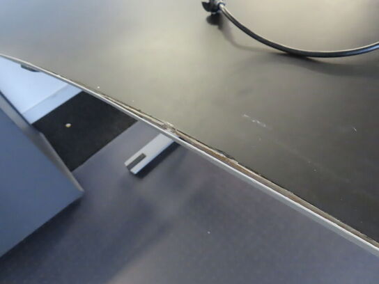 El hæve/sænke skrivebord 200x100 cm (bemærk løs kant - se billed)