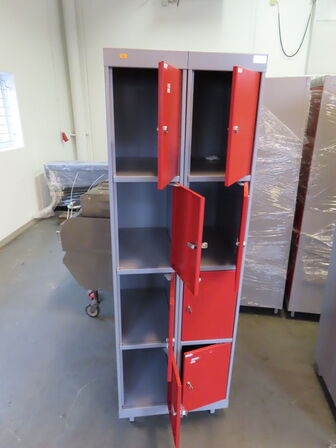 Stålskab med 8 låger