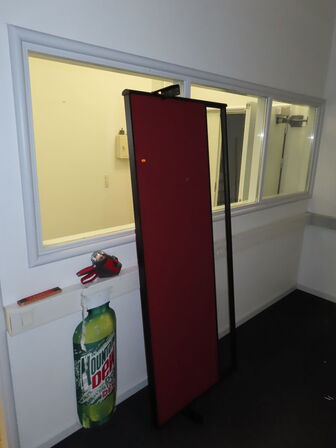 Afskærmning til skrivebord 195 cm bred.