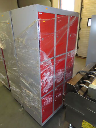 Stålskab med 9 låger