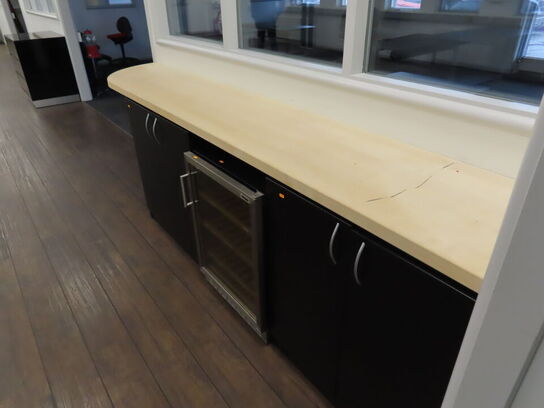 Skabe med bordplade 310x55 cm (vinkøleskab medfølger ikke)