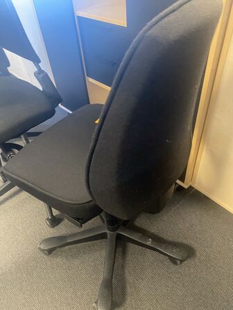 Tre kontorstole, assorterede