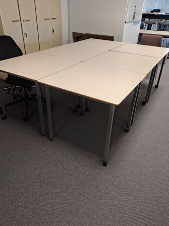 Seks mødeborde med hjul