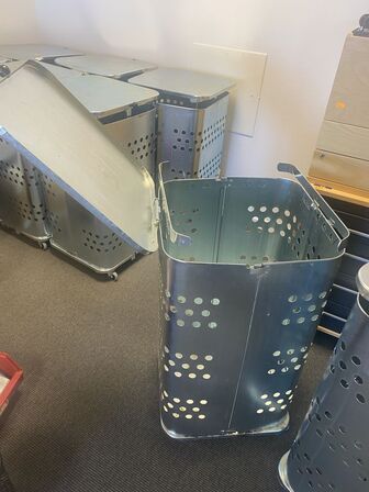 To affaldsstativer til sække