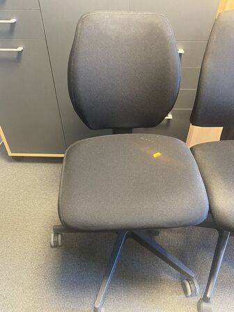 Fem kontorstole, assorterede