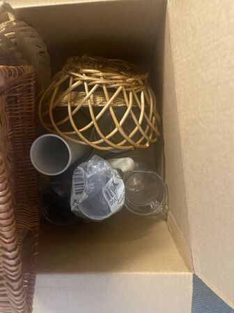 To kasser køkkengrej