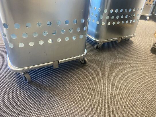 To affaldsstativer til sække