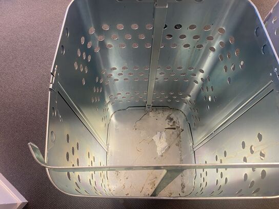 To affaldsstativer til sække