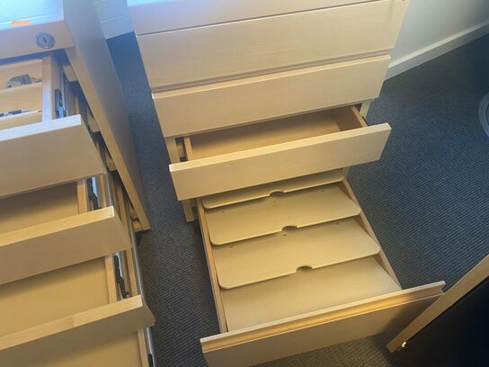 To skuffemøbler på hjul