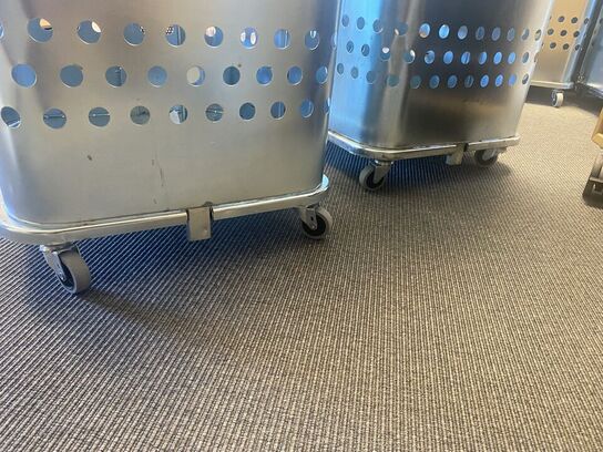 To affaldsstativer til sække