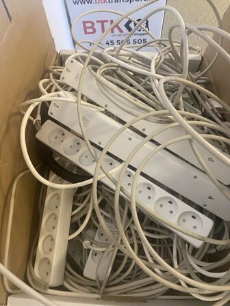 Kasse med kabler, stikdåser