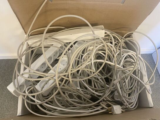 Kasse med kabler, stikdåser