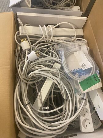 Kasse med kabler, stikdåser