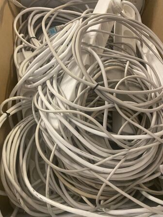 Kasse med kabler, stikdåser