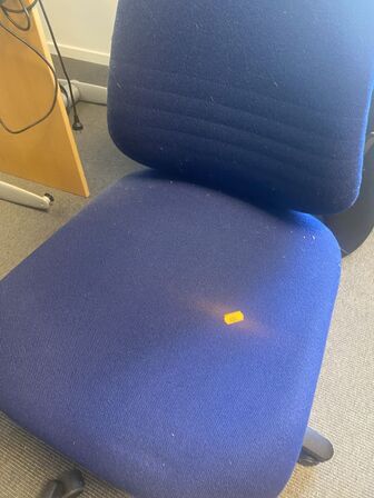 Seks kontorstole assorterede