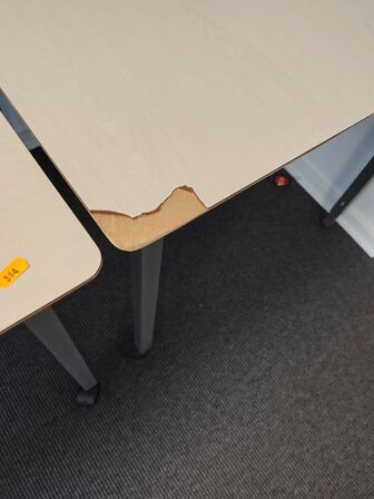 Tre mødeborde med hjul