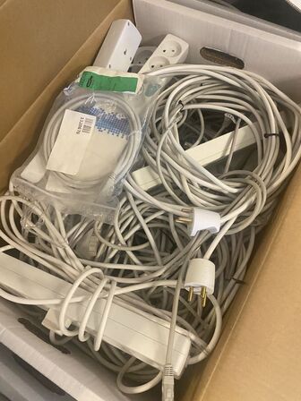 Kasse med kabler, stikdåser