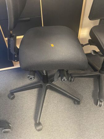 Tre kontorstole, assorterede