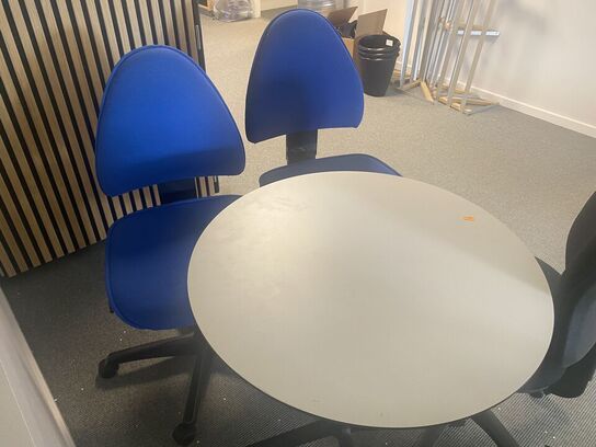 Rundt bord med stole 