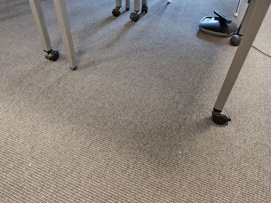 Seks mødeborde med hjul