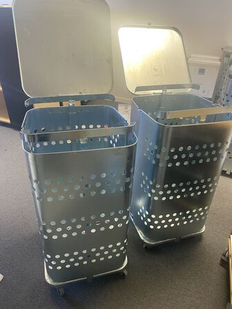 To affaldsstativer til sække