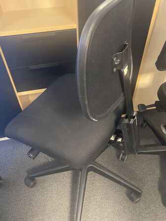 Tre kontorstole, assorterede