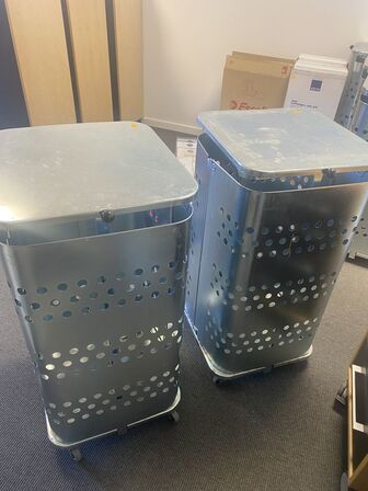 To affaldsstativer til sække