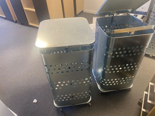 To affaldsstativer til sække