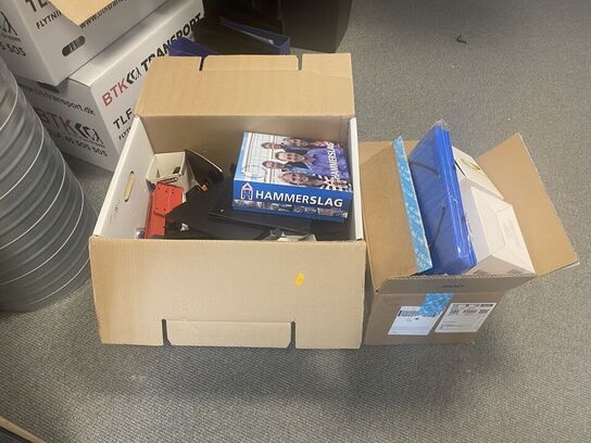 To kasser kontorartikler mv.