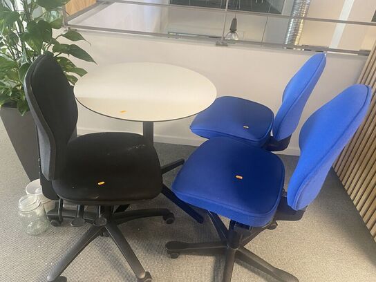 Rundt bord med stole 