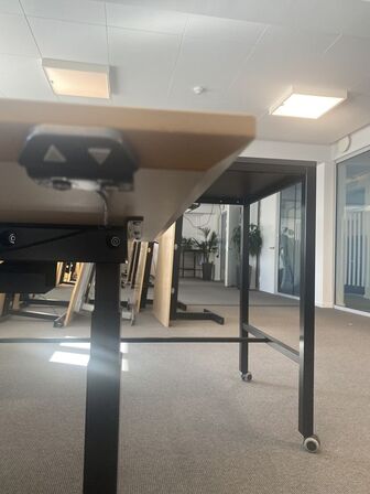 Hæve/sænkebord med stol 