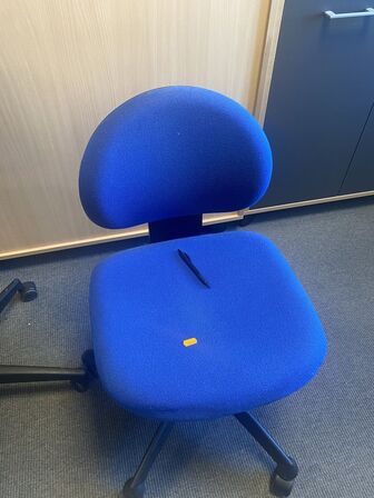 Fem kontorstole, assorterede