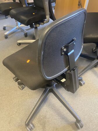 Seks kontorstole assorterede