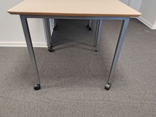 Tre mødeborde med hjul