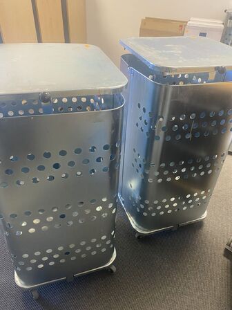 To affaldsstativer til sække