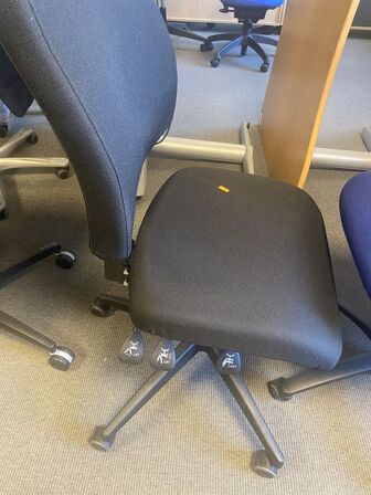 Seks kontorstole assorterede