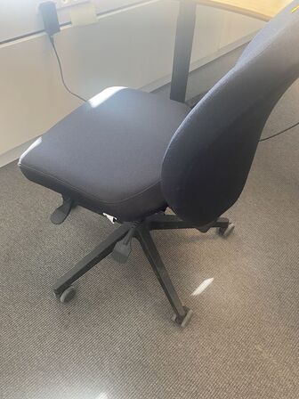 Hæve/sænkebord med stol 