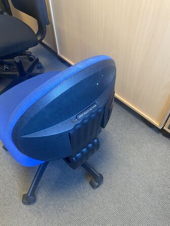 Fem kontorstole, assorterede