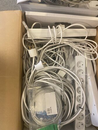 Kasse med kabler, stikdåser