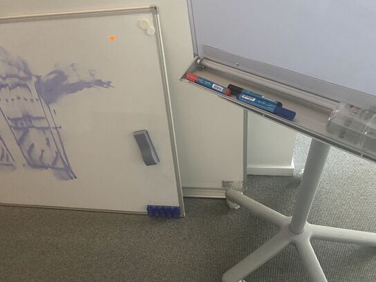Tre whiteboards, assorterede
